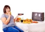 14092469-mujer-con-sobrepeso-comer-comida-rapida-y-viendo-la-television-aislado
